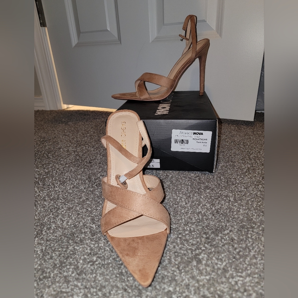 Nude pointy toe heels
